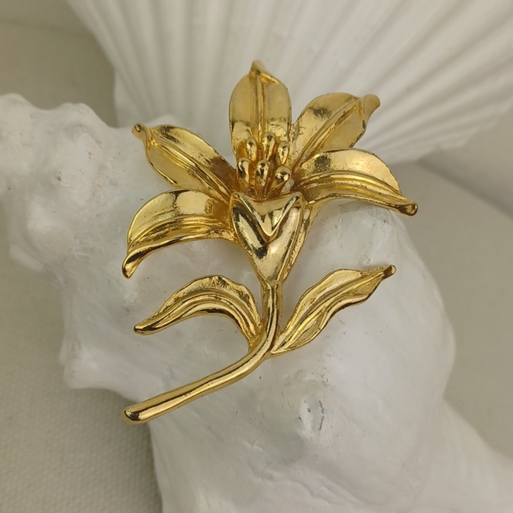 Vintage Very Gold Tone Highly Detailed Flower Brooch Pin - Picture 8 of 10